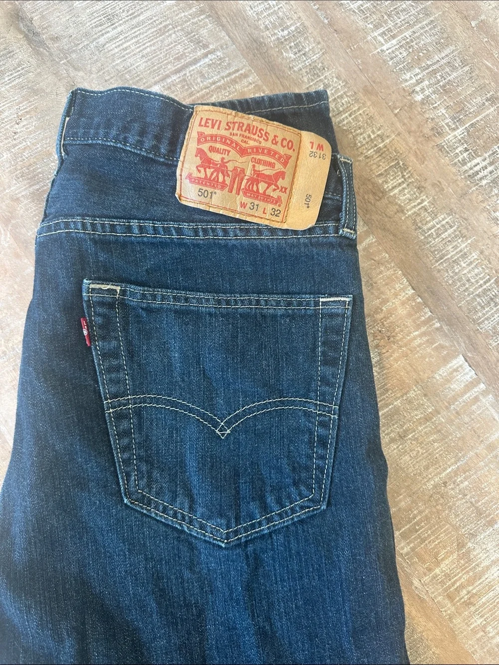 501 Levi's 31x 32 Men's Straight Fit Jeans in Dark Blue Denim